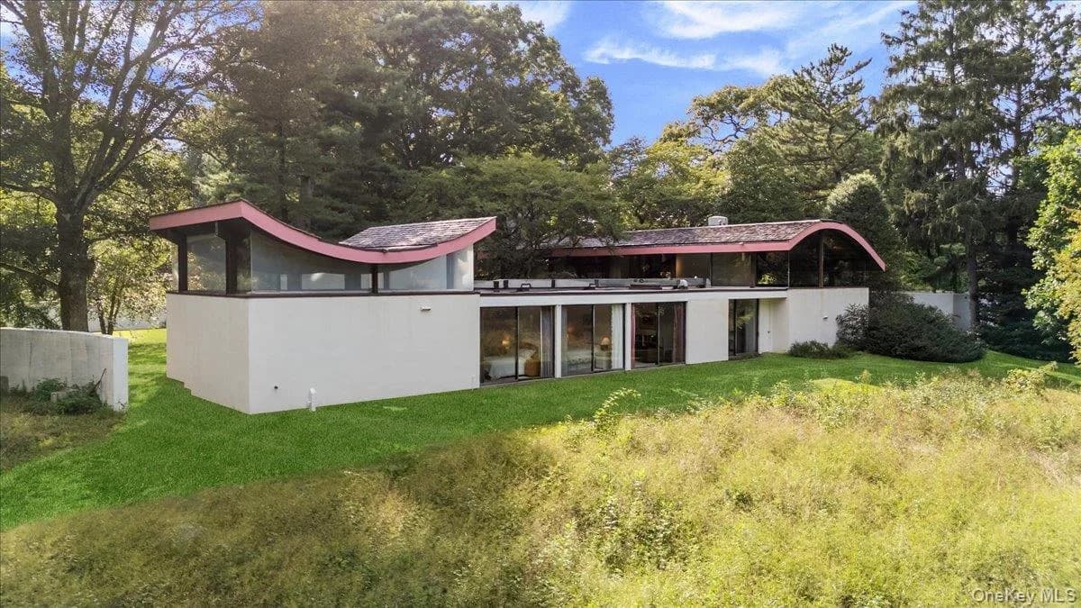 Single Family Residence in Oyster Bay, NY