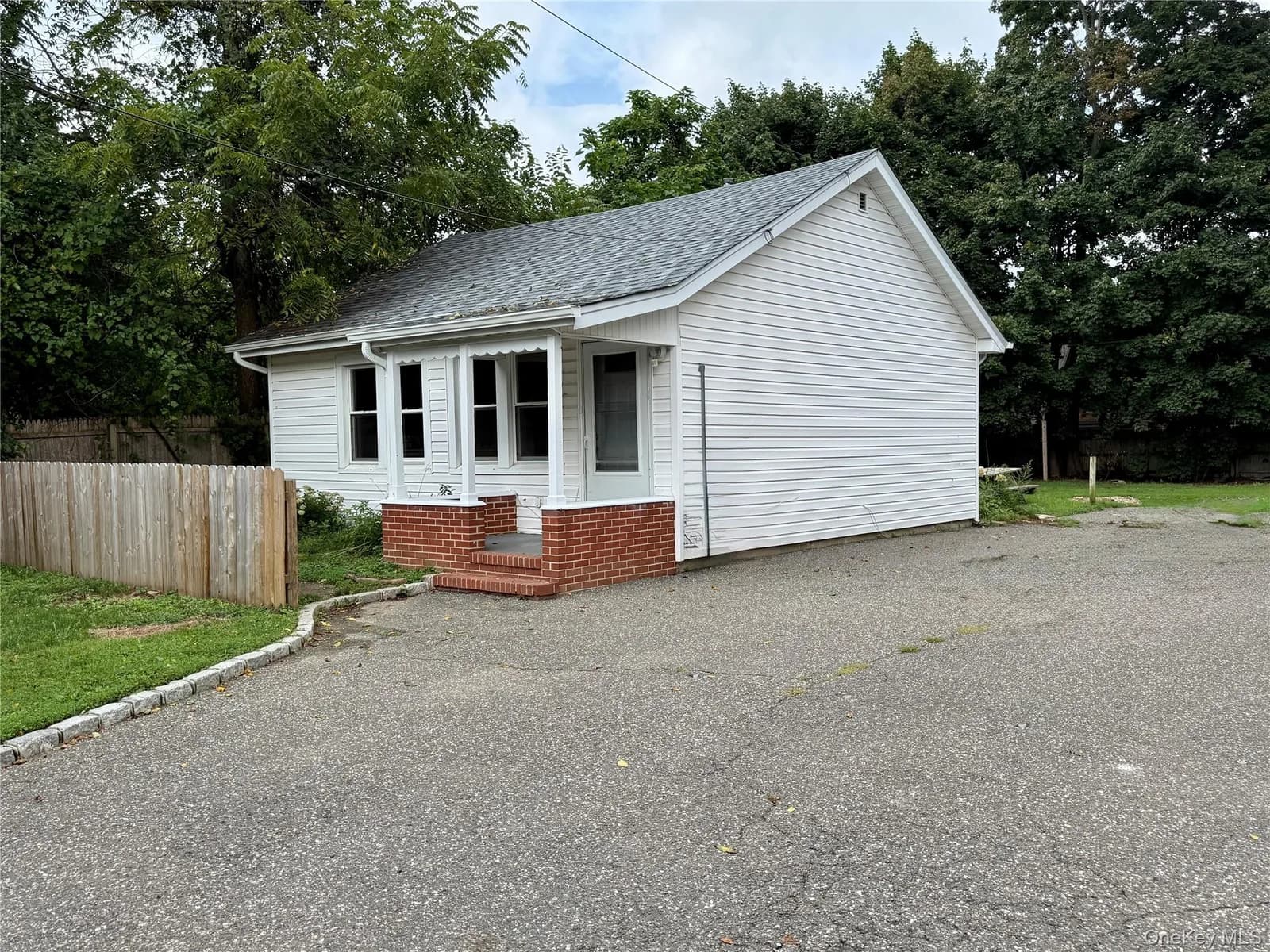 Single Family Residence in Smithtown, NY