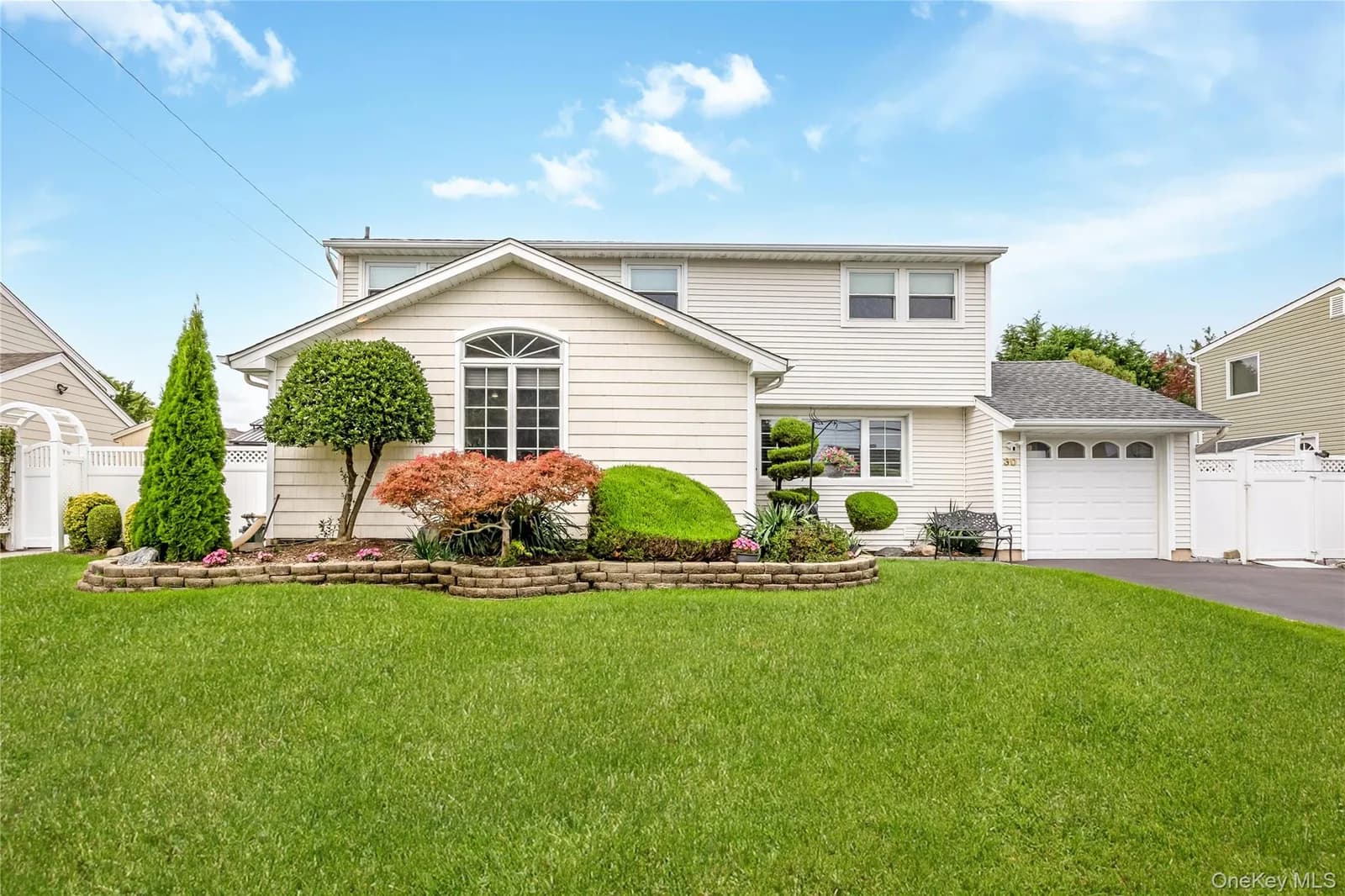 Single Family Residence in Oyster Bay, NY
