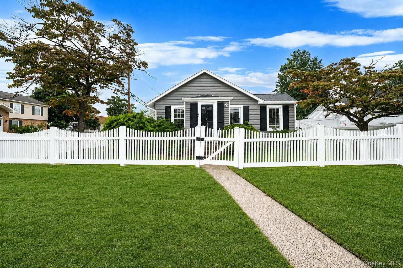Single Family Residence in Hempstead, NY
