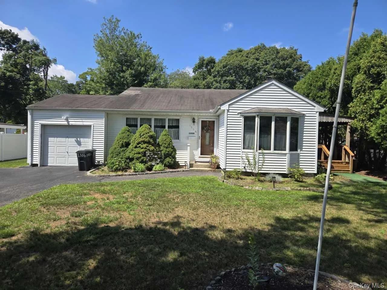 Single Family Residence in Islip, NY